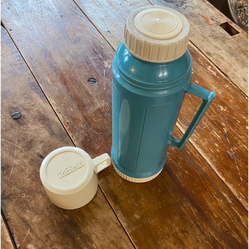VINTAGE THERMOS!! Hard to find-classic and still works 💙🤎see pic 4 more info: